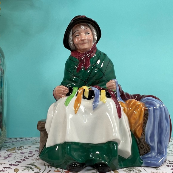 Royal Doulton ''Silk and Ribbons”Signed By Leslie H, Figurine HN2017 England 6”H - Picture 12 of 16